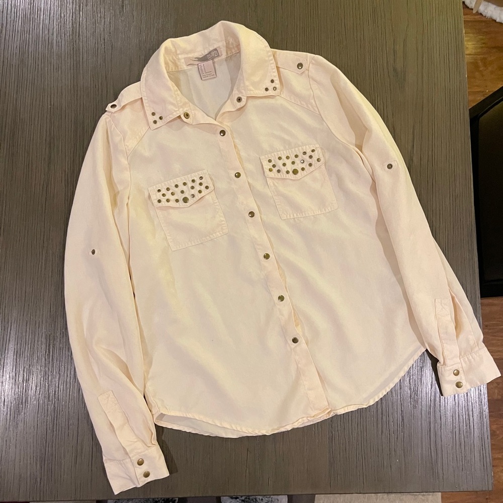š„$5 SALEš„ Button Up Shirt - Picture 3 of 5